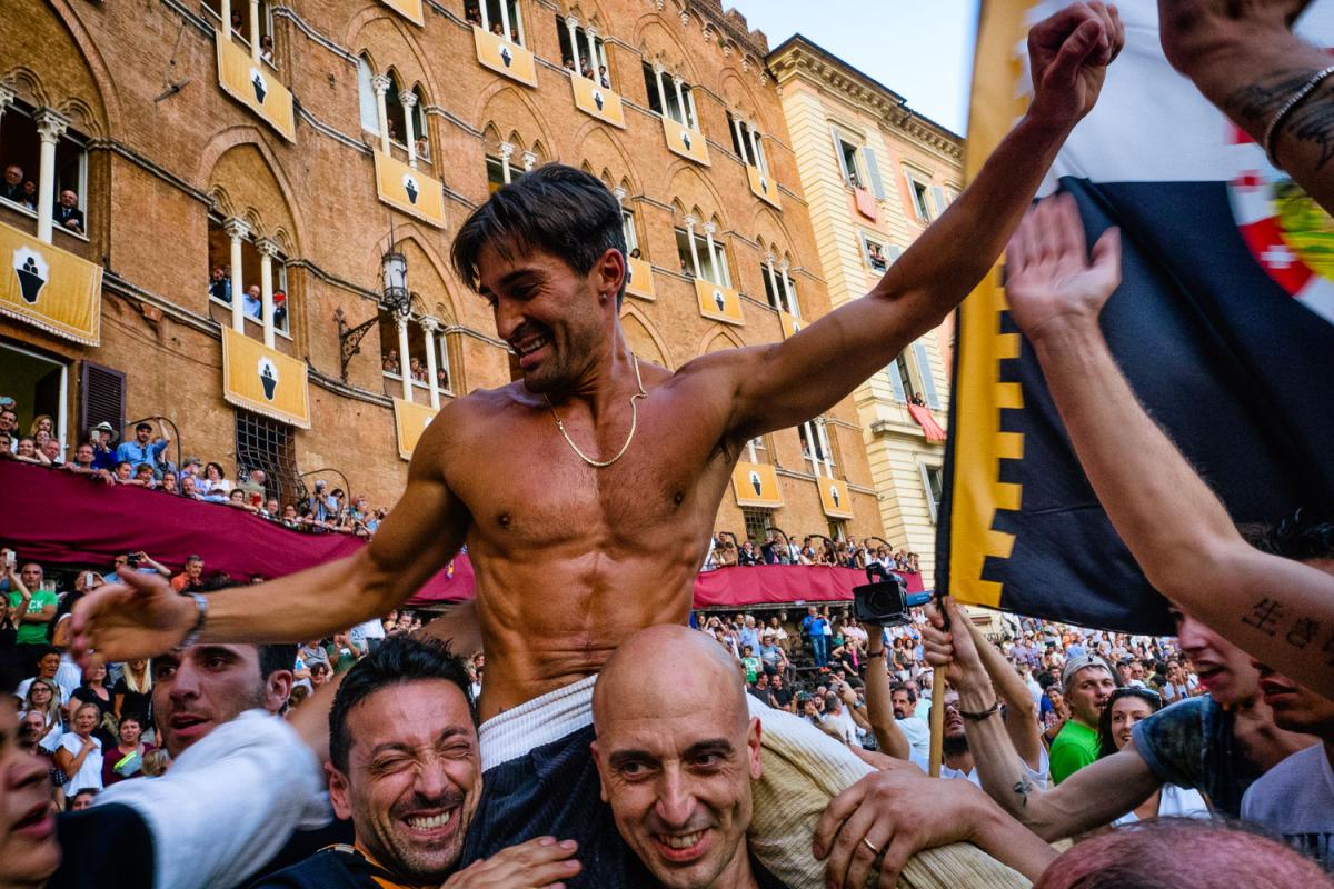 Jonathan Bartoletti (nick name Scompiglio) won the Palio for Lupa after a waiting of 27 years